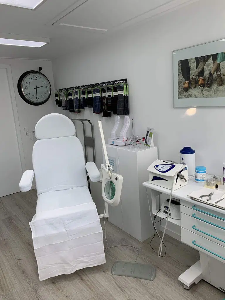 Praktijkfoto 2 en foto bovenaan de hoofdpagina De lichte behandelruimte van Pedicure Halsteren